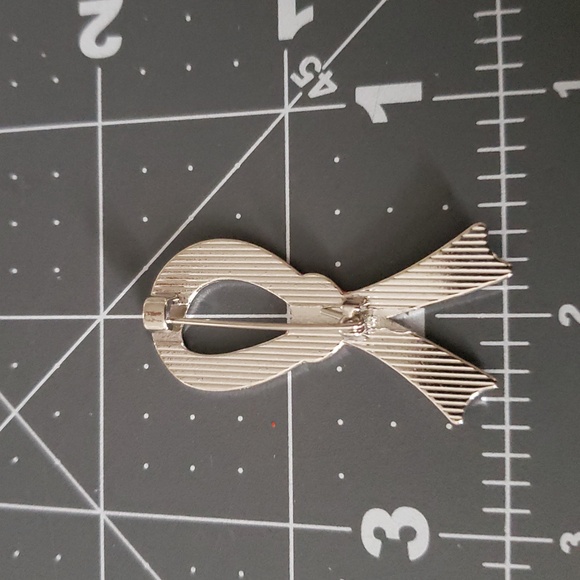 Pink Heart Ribbon Brooch - Picture 3 of 4